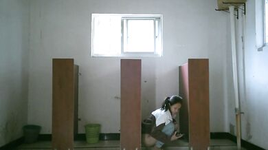 六月新流出佼佼者全景工厂女工宿舍厕拍1镜4位置（完美展现全家景）星期天一整天，人非常多